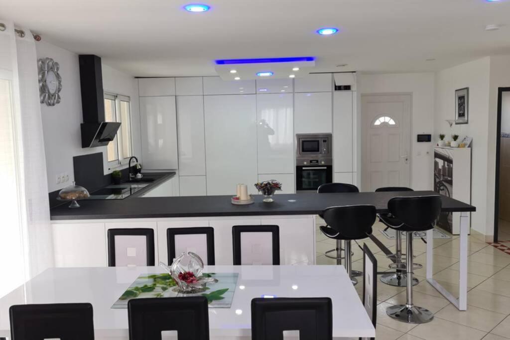 Villa Piscine De La Garrigue Florensac Екстериор снимка